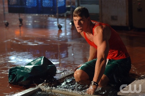 TheCW Staffel1-7Pics_313.jpg - SMALLVILLE"Aqua" (Episode #506)Image #SM506-0145Pictured: Alan Ritchson as AquamanCredit: © The WB/Sergei Bachlakov